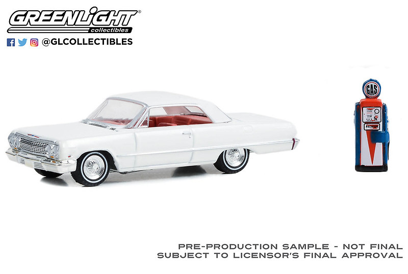 Chevrolet Bel Air with Gas Pump (1963) Greenlight 1/64 