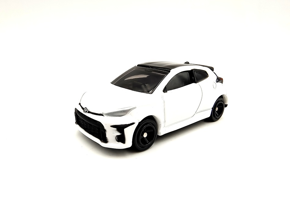 GR Yaris TD Tomica BX050 escala 1/64 