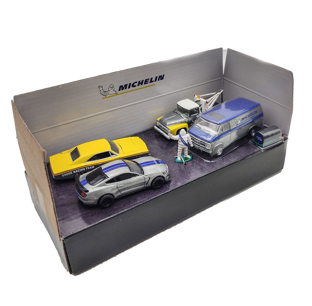 Multi-Car Diorama - Michelin Service Center Greenmachine 1:64 