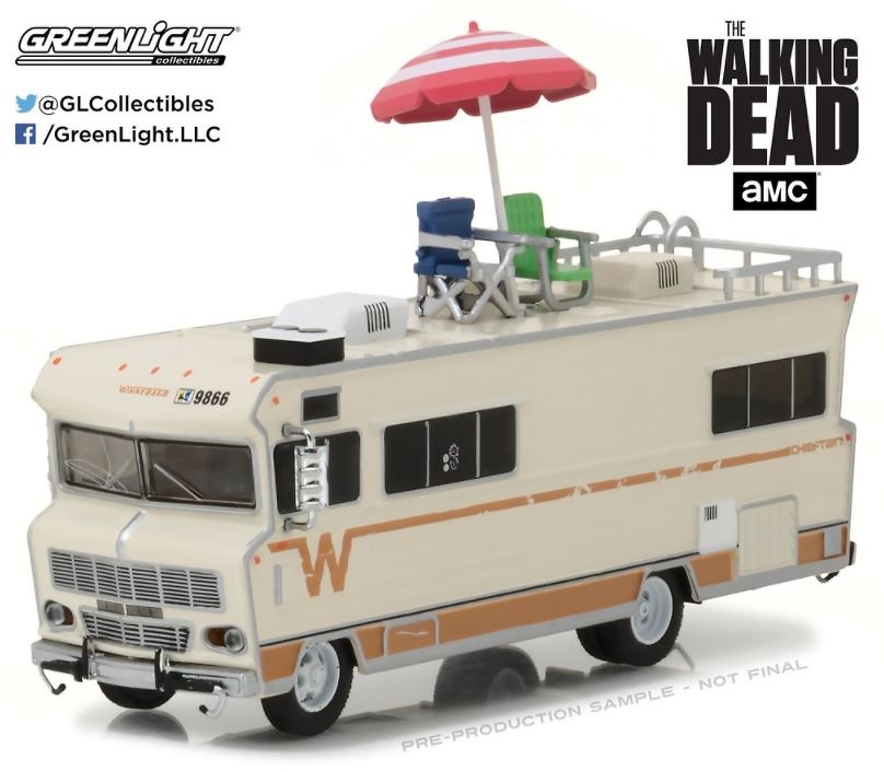 Winnebago Chieftain con sombrilla y sillas de playa 