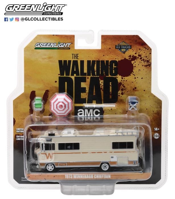 Winnebago Chieftain con sombrilla y sillas de playa 