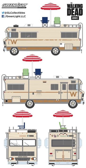 Winnebago Chieftain con sombrilla y sillas de playa 