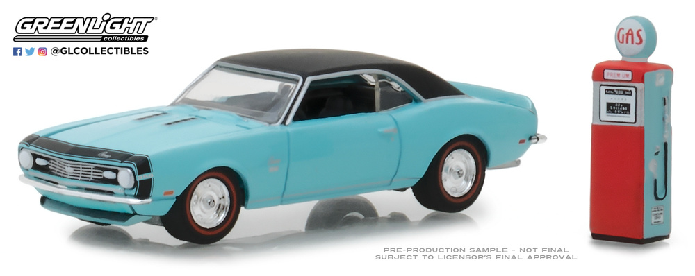 Chevrolet Camaro SS con surtidor antiguo de gasolina (1968) Greenlight 97050B 1/64 