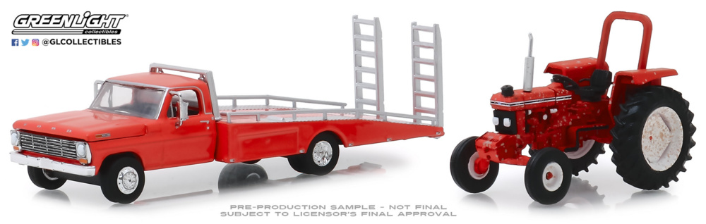 Ford F-350 con rampa y tractor Ford 5610 sin restaurar (1985) Greenlight 1/64 